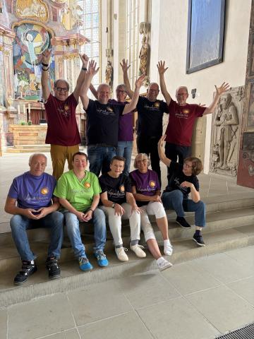 Das Vesperkirche-Team in der St. Johanniskirche - Hände nach oben 