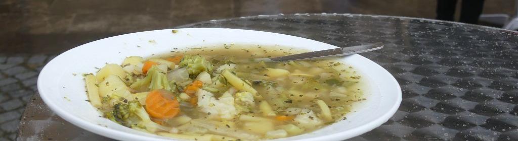 Schmackhafte Gemüsesuppe, noch nicht vom Regen verdünnt