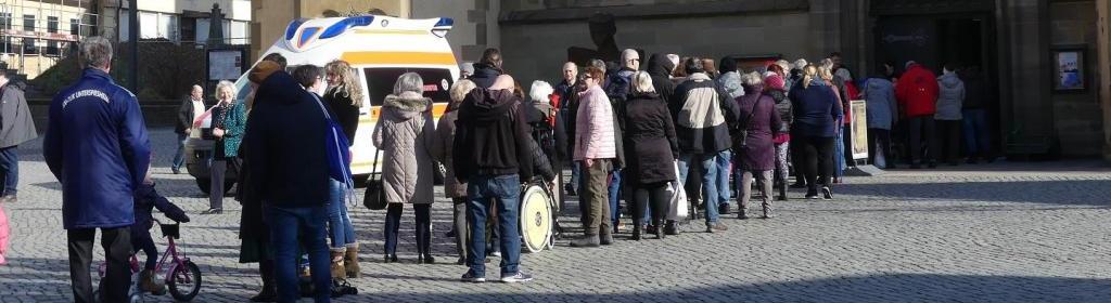 Lange Schlangen vor dem Eingang zur Vesperkirche